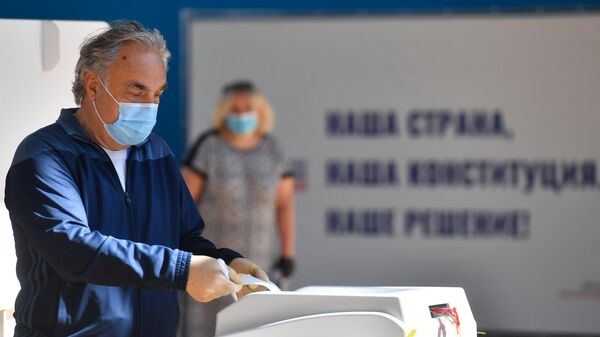Мужчина голосует по вопросу одобрения изменений в Конституцию России на избирательном участке в Москве Мужчина голосует по вопросу одобрения изменений в Конституцию России на избирательном участке в Москве