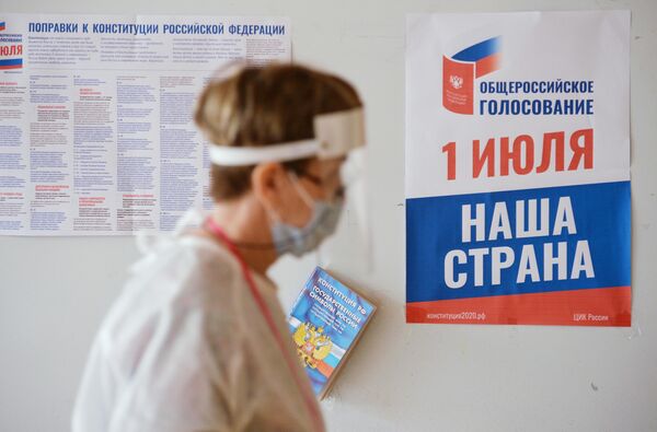 На избирательном участке в Екатеринбурге, где проходит голосование по вопросу одобрения изменений в Конституцию России На избирательном участке в Екатеринбурге, где проходит голосование по вопросу одобрения изменений в Конституцию России