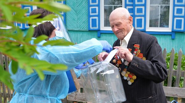 Участник Великой Отечественной войны Григорий Скрипов во время голосования по вопросу одобрения изменений в Конституцию РФ Участник Великой Отечественной войны Григорий Скрипов во время голосования по вопросу одобрения изменений в Конституцию РФ