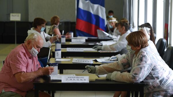 Мужчина голосует по вопросу одобрения изменений в Конституцию России на избирательном участке №1954 в Новосибирске Мужчина голосует по вопросу одобрения изменений в Конституцию России на избирательном участке №1954 в Новосибирске
