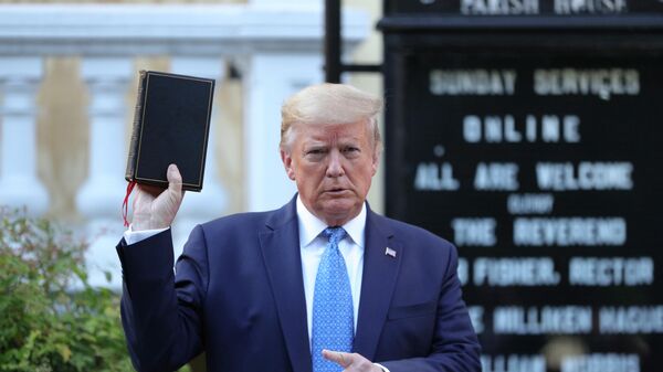 Президент США Дональд Трамп у часовни святого Иоанна с Библией в руках Президент США Дональд Трамп у часовни святого Иоанна с Библией в руках