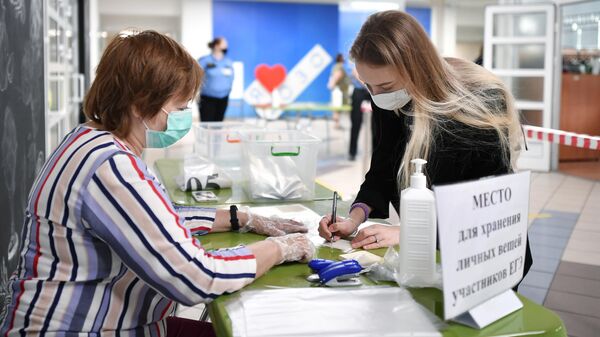 Ученица школы №2030 сдает личные вещи перед началом сдачи единого государственного экзамена по литературе Ученица школы №2030 сдает личные вещи перед началом сдачи единого государственного экзамена по литературе
