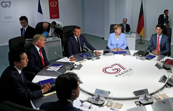 Лидеры стран-участниц G7 во время встречи в рамках ежегодного саммита Лидеры стран-участниц G7 во время встречи в рамках ежегодного саммита