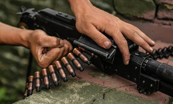 Военнослужащий мотострелкового полка Таманской дивизии снаряжает холостыми патронами пулемет на одном из полигонов Западного военного округа в Подмосковье Военнослужащий мотострелкового полка Таманской дивизии снаряжает холостыми патронами пулемет на одном из полигонов Западного военного округа в Подмосковье