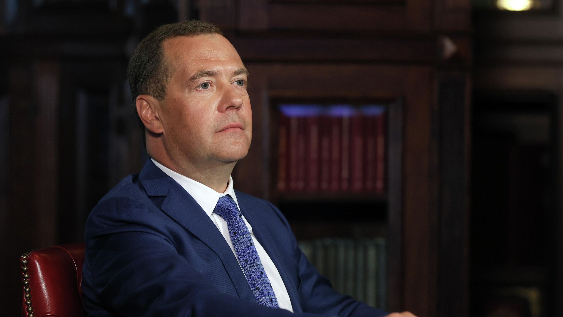 Кандидаты от ЕР в Госдуму должны быть готовы к прививкам, заявил Медведев