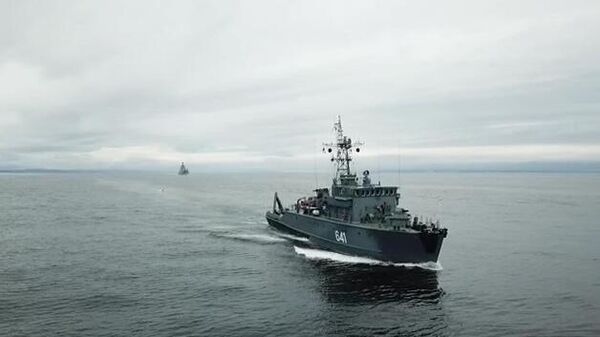 Малый корабль ВМФ РФ на учениях в Баренцевом море Малый корабль ВМФ РФ на учениях в Баренцевом море