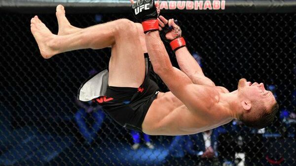 Петр Ян празднует завоевание чемпионского пояса UFC Петр Ян празднует завоевание чемпионского пояса UFC