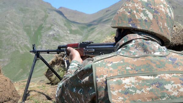 Армянский военнослужащий Армянский военнослужащий