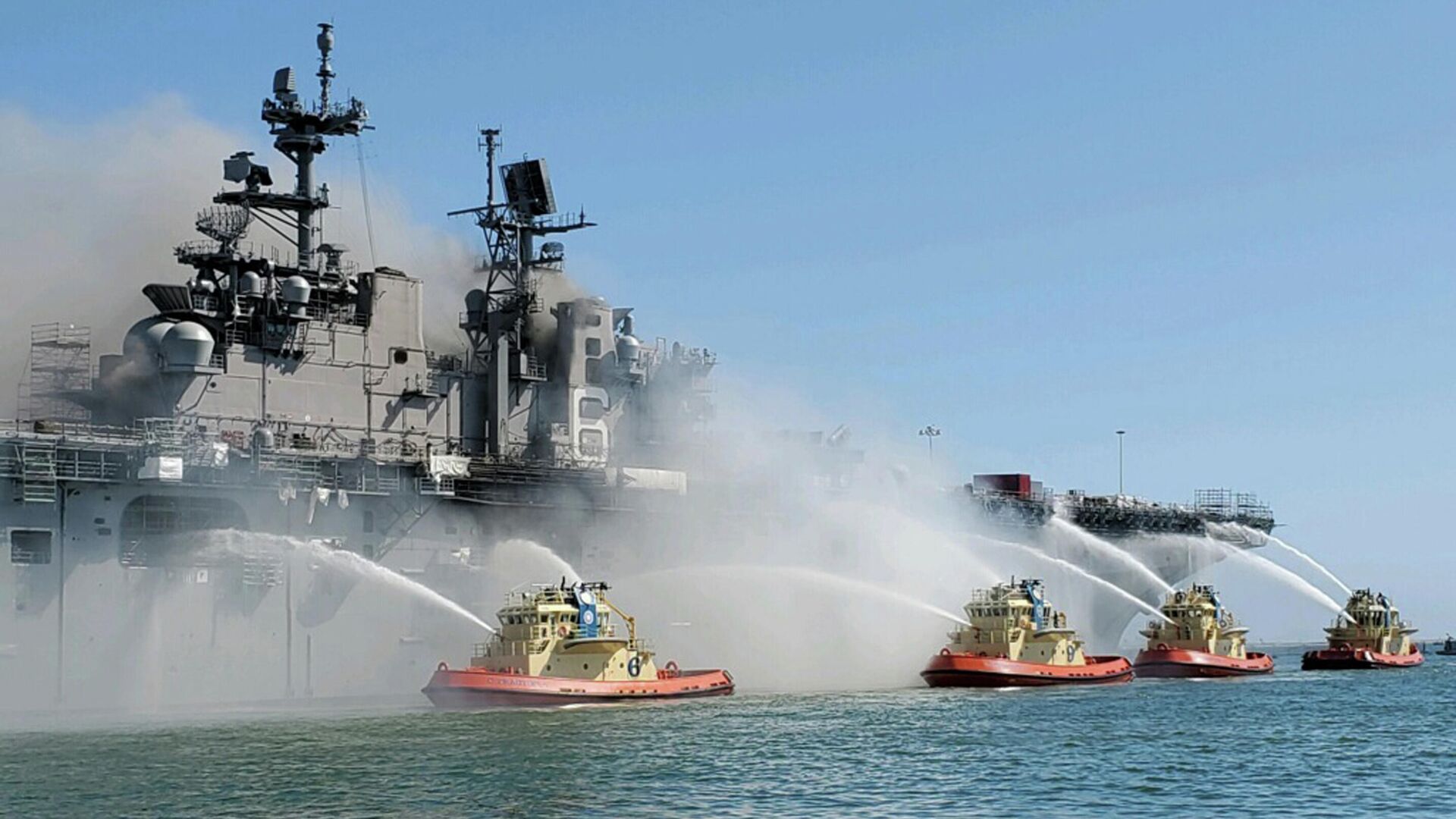 Пожар на борту десантного корабля на базе ВМС США в Сан-Диего Пожар на борту десантного корабля на базе ВМС США в Сан-Диего - РИА Новости, 1920, 14.04.2021