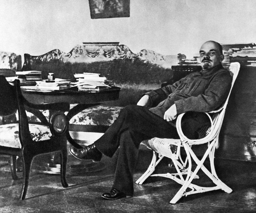 Владимир Ильич Ленин в рабочем кабинете в Горках, август-сентябрь 1922 год Владимир Ильич Ленин в рабочем кабинете в Горках, август-сентябрь 1922 год