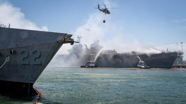 Пожар на десантном корабле USS Bonhomme Richard на военно-морской базе Сан-Диего Пожар на десантном корабле USS Bonhomme Richard на военно-морской базе Сан-Диего