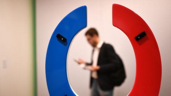 Посетитель знакомится с экспозицией на открытии выставки С. Шнурова Ретроспектива Брендреализма в Московском музее современного искусства Посетитель знакомится с экспозицией на открытии выставки С. Шнурова Ретроспектива Брендреализма в Московском музее современного искусства