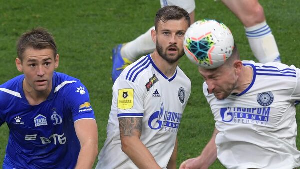 Справа налево: игроки ФК Оренбург Михаил Сиваков, Эдуард Готлиб в матче 30-го тура чемпионата России по футболу среди клубов Премьер-лиги между командами ФК Динамо (Москва) и ФК Оренбург (Москва). Справа налево: игроки ФК Оренбург Михаил Сиваков, Эдуард Готлиб в матче 30-го тура чемпионата России по футболу среди клубов Премьер-лиги между командами ФК Динамо (Москва) и ФК Оренбург (Москва).