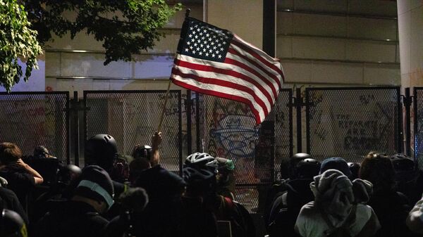 Протестующие с флагом США в Портленде Протестующие с флагом США в Портленде