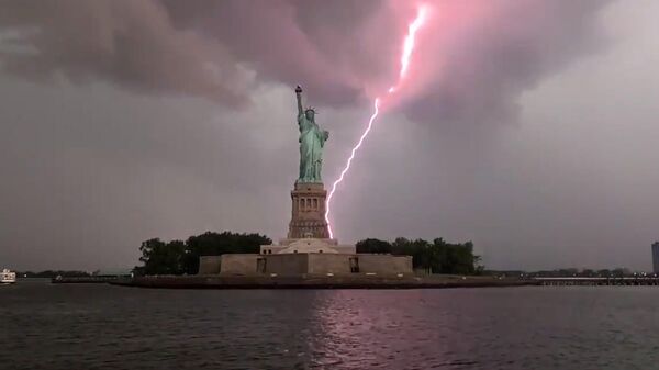 В Нью-Йорке сняли на видео, как молния ударила рядом со Статуей Свободы