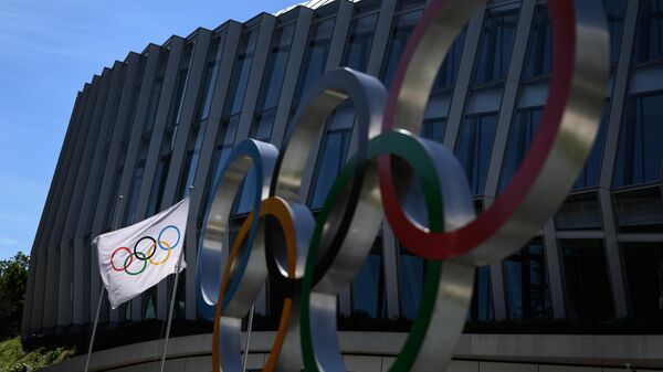 Олимпийские кольца на фоне штаб-квартиры Международного олимпийского комитета (МОК) в Лозанне