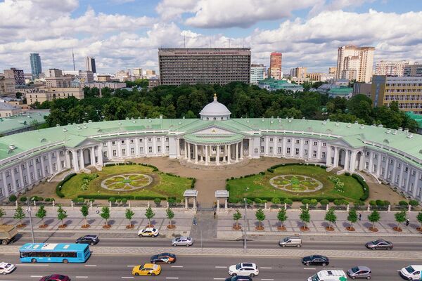 Цветник у НИИ им. Склифосовского Цветник у НИИ им. Склифосовского