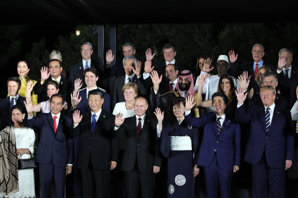 Президент РФ Владимир Путин на церемонии совместного фотографирования глав делегаций государств – участников саммита Группы двадцати. 28 июня 2019 Президент РФ Владимир Путин на церемонии совместного фотографирования глав делегаций государств – участников саммита Группы двадцати. 28 июня 2019