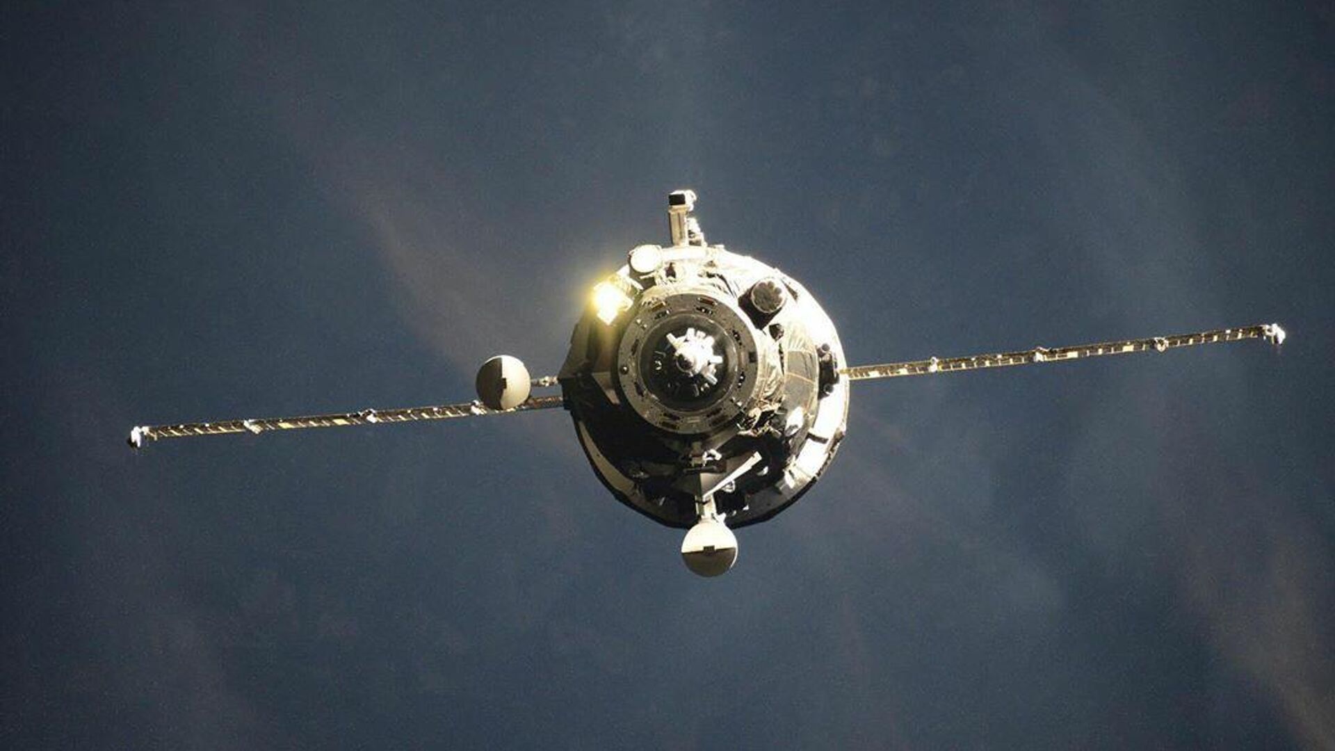 Пробывший год на орбите грузовик "Прогресс МС-14" отчалил от МКС