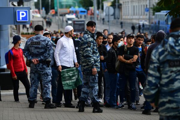 Мусульмане в день праздника жертвоприношения Курбан-байрам возле Московской Соборной мечети Мусульмане в день праздника жертвоприношения Курбан-байрам возле Московской Соборной мечети