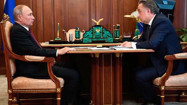 Президент РФ Владимир Путин и генеральный директор АО ДОМ.РФ Виталий Мутко во время встречи Президент РФ Владимир Путин и генеральный директор АО ДОМ.РФ Виталий Мутко во время встречи
