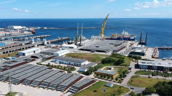 Российское краново-монтажное трубоукладочное судно Академик Черский в немецком порту Мукран на острове Рюген Российское краново-монтажное трубоукладочное судно Академик Черский в немецком порту Мукран на острове Рюген
