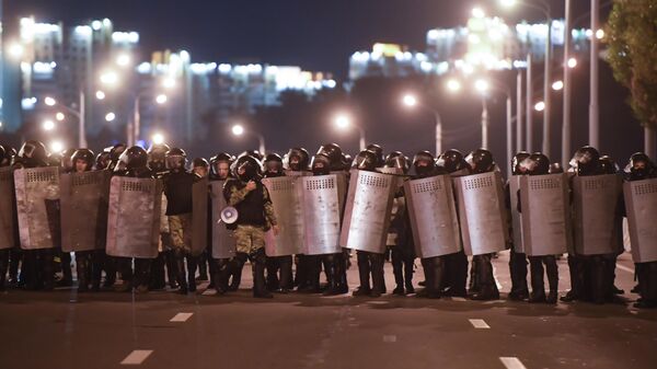 Сотрудники правоохранительных органов во время акции протеста в Минске