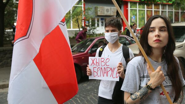 Участники митинга в поддержку оппозиции у здания посольства Белоруссии в Киеве Участники митинга в поддержку оппозиции у здания посольства Белоруссии в Киеве