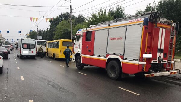 На месте ДТП с участием двух микроавтобусов и автобуса в Иванове На месте ДТП с участием двух микроавтобусов и автобуса в Иванове