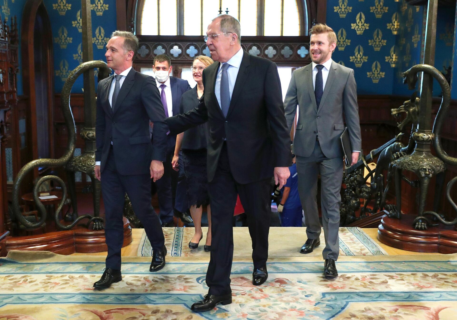 Министр иностранных дел Германии Хайко Маас и министр иностранных дел РФ Сергей Лавров (в центре) перед началом встречи в Москве Министр иностранных дел Германии Хайко Маас и министр иностранных дел РФ Сергей Лавров (в центре) перед началом встречи в Москве - РИА Новости, 1920, 14.10.2020