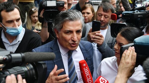 Адвокат актера Михаила Ефремова Эльман Пашаев отвечает на вопросы журналистов у здания Пресненского суда города Москвы, где пройдет заседание по делу о ДТП со смертельным исходом Адвокат актера Михаила Ефремова Эльман Пашаев отвечает на вопросы журналистов у здания Пресненского суда города Москвы, где пройдет заседание по делу о ДТП со смертельным исходом