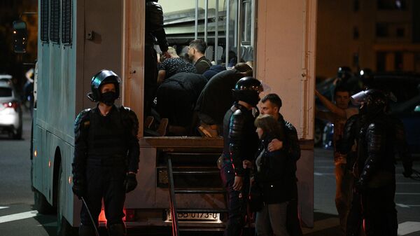 Сотрудники правоохранительных органов задерживают участников акции протеста в Минске Сотрудники правоохранительных органов задерживают участников акции протеста в Минске
