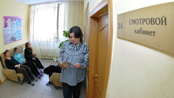Беременные женщины в очереди на осмотр в женской консультации Беременные женщины в очереди на осмотр в женской консультации