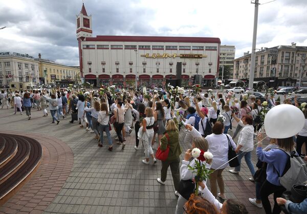 Участники мирной акции протеста возле Комаровского рынка в Минске Участники мирной акции протеста возле Комаровского рынка в Минске