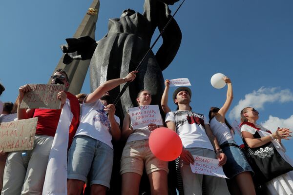 Участники акции протеста против результатов президентских выборов в Минске, Беларусь Участники акции протеста против результатов президентских выборов в Минске, Беларусь