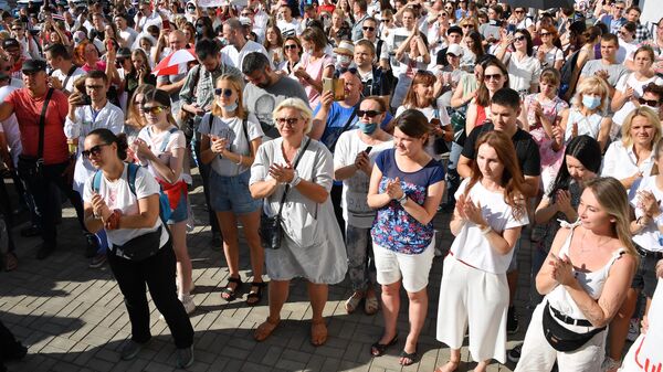 Участники протеста медицинских работников возле здания министерства здравоохранения Белоруссии в Минске Участники протеста медицинских работников возле здания министерства здравоохранения Белоруссии в Минске