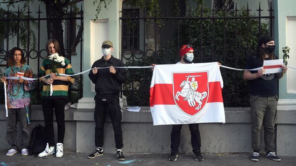 Участники акции в поддержку жителей Белоруссии у посольства республики в Москве Участники акции в поддержку жителей Белоруссии у посольства республики в Москве