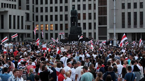 Участники акции протеста на площади Независимости в Минске Участники акции протеста на площади Независимости в Минске
