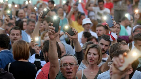 Участники акции протеста на площади Независимости в Минске Участники акции протеста на площади Независимости в Минске