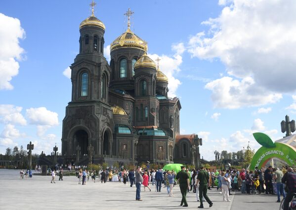 На православной яблочной ярмарке, приуроченной к празднику Преображения Господня На православной яблочной ярмарке, приуроченной к празднику Преображения Господня