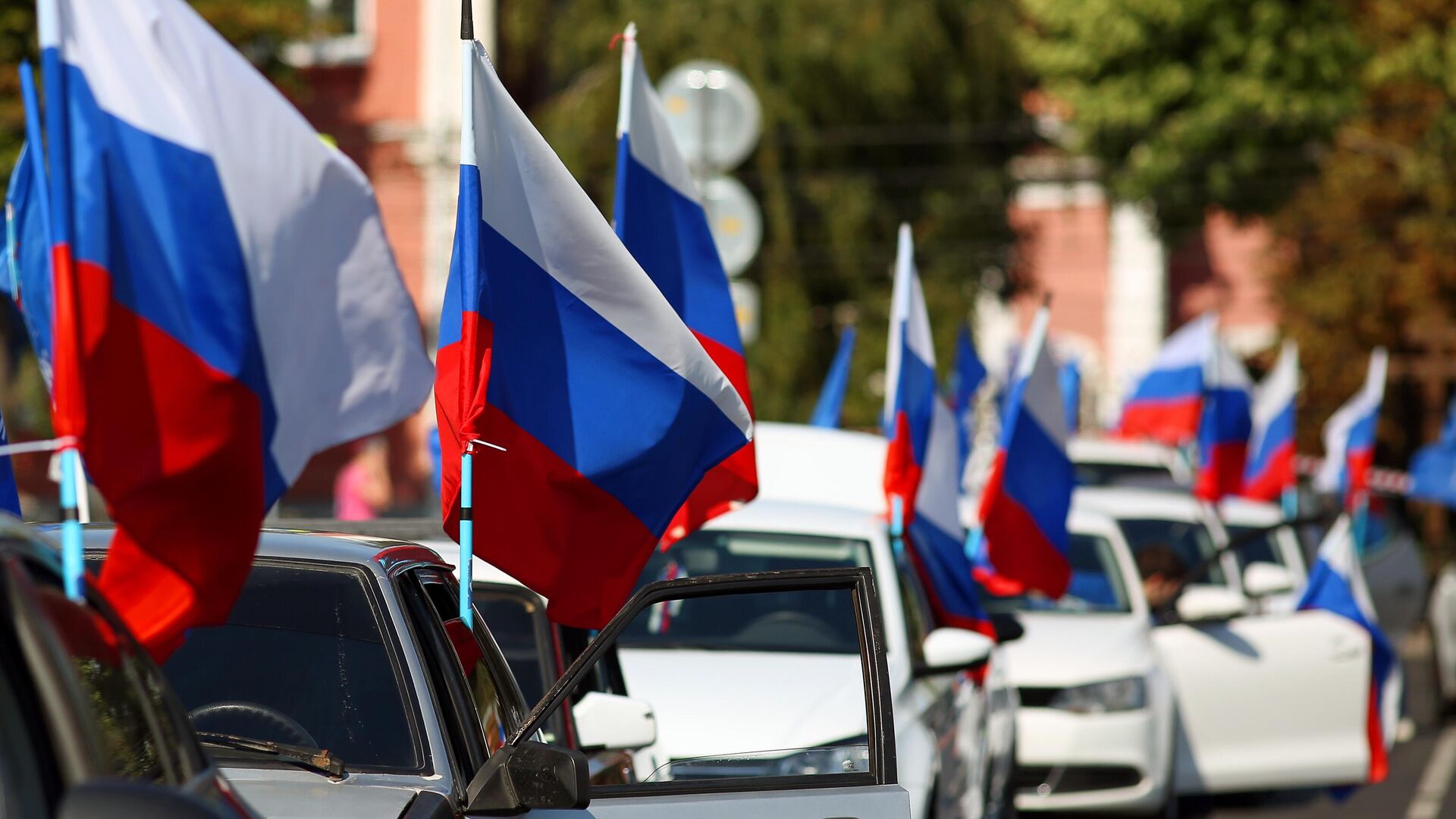 Участники автопробега в честь Дня государственного флага России в Краснодаре Участники автопробега в честь Дня государственного флага России в Краснодаре - РИА Новости, 1920, 12.06.2021
