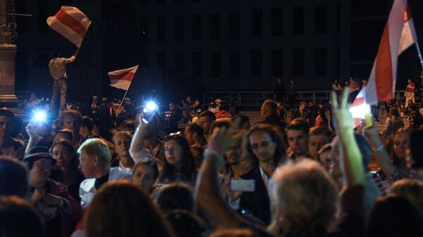 Участники мирной акции протеста на площади Независимости в Минске Участники мирной акции протеста на площади Независимости в Минске
