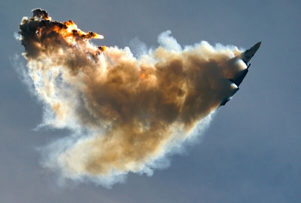 Истребитель Су-35 пилотажной группы Русские витязи выполняет демонстрационный полет в рамках Международного форума Армия-2020 на аэродроме Кубинка в Подмосковье Истребитель Су-35 пилотажной группы Русские витязи выполняет демонстрационный полет в рамках Международного форума Армия-2020 на аэродроме Кубинка в Подмосковье