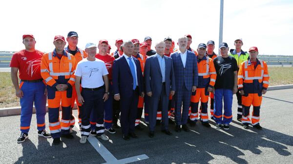 Президент РФ Владимир Путин с рабочими, которые принимали участие в строительстве, на церемонии запуска движения по трассе Таврида в Крыму Президент РФ Владимир Путин с рабочими, которые принимали участие в строительстве, на церемонии запуска движения по трассе Таврида в Крыму