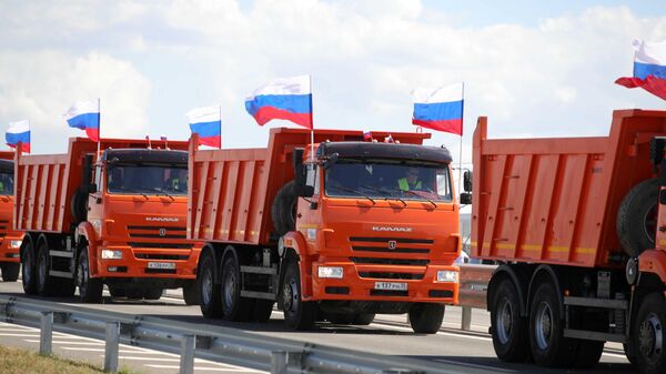 Колонна грузовых автомобилей КАМАЗ во время церемонии запуска движения по трассе Таврида в Крыму Колонна грузовых автомобилей КАМАЗ во время церемонии запуска движения по трассе Таврида в Крыму