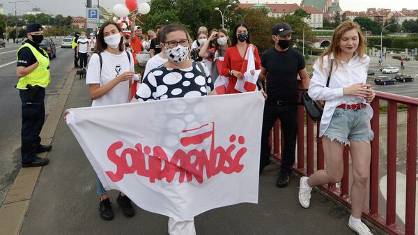 Жители Варшавы на шествии в поддережку протестов в соседней Беларуси Жители Варшавы на шествии в поддережку протестов в соседней Беларуси