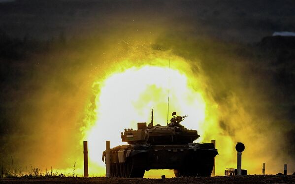 Танк Т-72 команды военнослужащих Узбекистана во время соревнований танковых экипажей в рамках конкурса Танковый биатлон-2020 на полигоне Алабино в Подмосковье в третий день VI Армейских международных игр АрМИ-2020 Танк Т-72 команды военнослужащих Узбекистана во время соревнований танковых экипажей в рамках конкурса Танковый биатлон-2020 на полигоне Алабино в Подмосковье в третий день VI Армейских международных игр АрМИ-2020