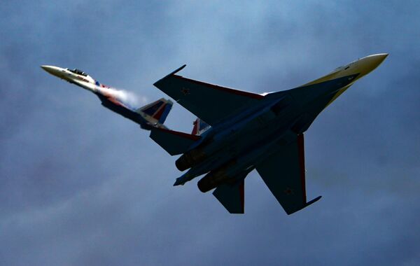 Истребители Су-35С пилотажной группы Русские витязи выполняют демонстрационный полет в рамках Международного форума Армия-2020 на аэродроме Кубинка в Подмосковье Истребители Су-35С пилотажной группы Русские витязи выполняют демонстрационный полет в рамках Международного форума Армия-2020 на аэродроме Кубинка в Подмосковье