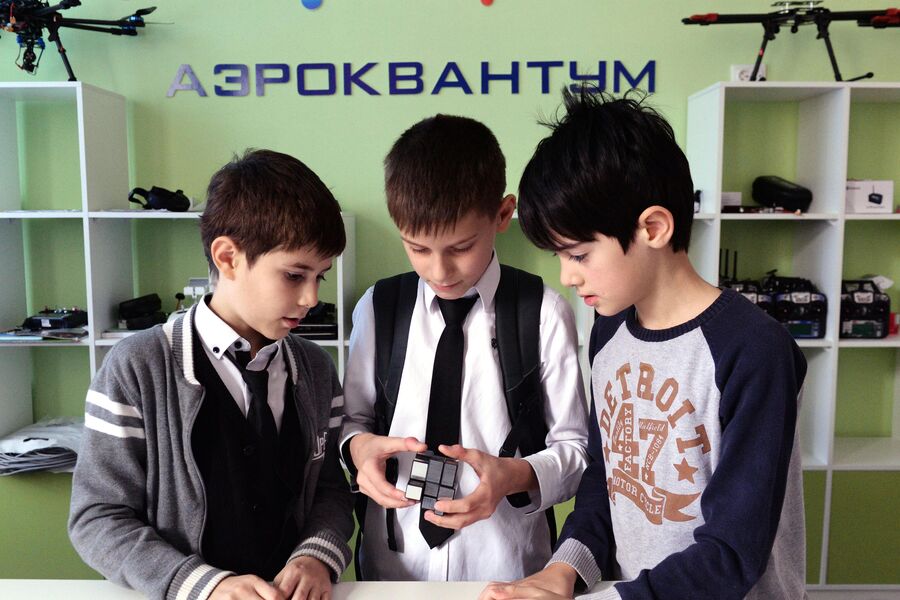 Школьники в детском технопарке Кванториум, открывшемся на территории математической школы в Грозноми Школьники в детском технопарке Кванториум, открывшемся на территории математической школы в Грозноми