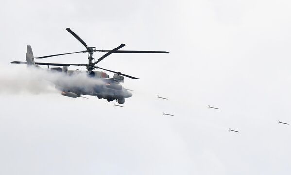 Ударный вертолет Ка-52 Аллигатор во время динамического показа вооружений, военной и специальной техники мотострелковых войск в рамках МВТФ Армия-2020 в сухопутном кластере на полигоне Алабино Ударный вертолет Ка-52 Аллигатор во время динамического показа вооружений, военной и специальной техники мотострелковых войск в рамках МВТФ Армия-2020 в сухопутном кластере на полигоне Алабино